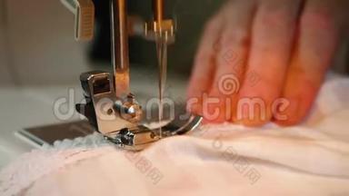 把没有重点的女人的手缝`缝纫机上。 部分带针缝纫机重点关注..